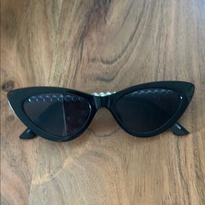 Chic Black Cat-Eye Sunglasses